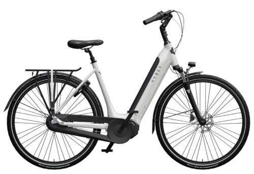 Een zwart-witte elektrische fiets met een lage instap, een frame met de merknaam Vyber e1 pro er aan de zijkant, een achterdrager, en schijfremmen op zowel voor- als achterwiel.