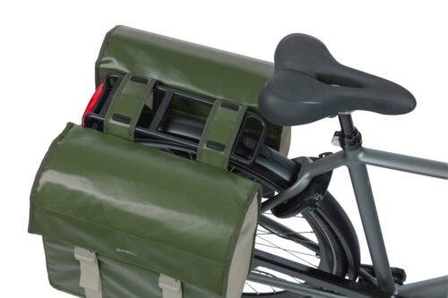 Basil Urban Load Dubbele Fietstas Moss Green/Sand 48–53 L – ruime waterbestendige fietstas verkrijgbaar bij Bike by Mike.
