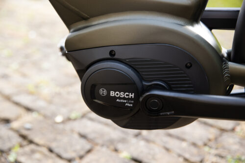 Close-up van de Bosch Active Line Plus motor op een elektrische fiets, bevestigd aan het frame.