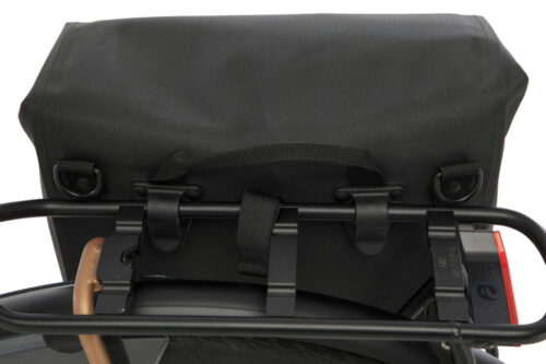 Enkele Fietstas New Looxs Hamar Single 19L Anthracite, waterdichte fietstas van gerecycled polyester met New Looxs haken op de bagagedrager van een fiets.